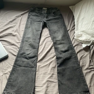 Slutsålda gråa lågmidjade jeans från Gina Tricot - Säljer ett par slutsålda gråa lågmidjade jeans från Gina Tricot i storlek 152. Ordpris. 299kr nypris. 150kr. Säljer då det är för korta🩷
