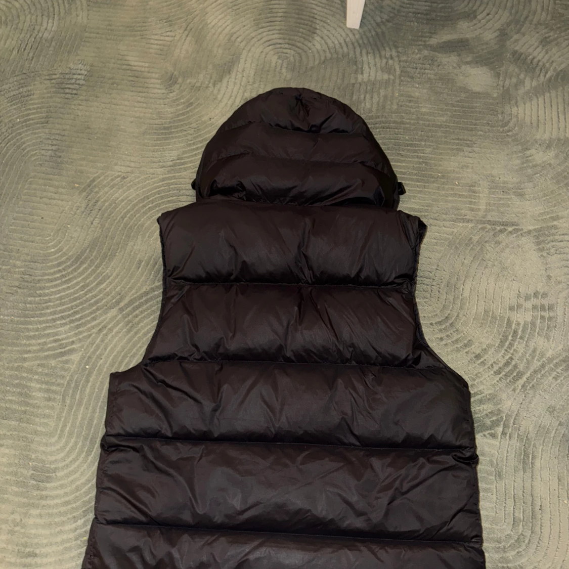 Svart dunväst med rutigt foder i huvan - 2