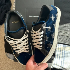 Saint Laurent Skor - Väldigt Sällsynta Saint Laurent Skor. Skit Snygga och väldigt bekväma. Inte alls använt mycke då de är för små. Storlek 41. Box finns och båda snören (svart + vit). Mycket bra skick då de inte är använda så mycket, ända är att de fin små crease märken men inget stort som man märker. Skriv gärna vid frågor, tar även byten.