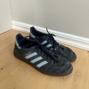 Adidas spezial skor - Tja! Säljer ett par feta adidas skor i en snygg mörkblå färg, använt ett tag men inga större skador. Storlek 43 1/3. Priset kan diskuteras. Skriv vid minsta fundering🫡
