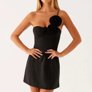 Svart Sweetpea Mini Dress från Peppermayo - Superfin men tyvärr för liten. Lappennör kvar och aldrig använd. Axelbandet är justerbart!