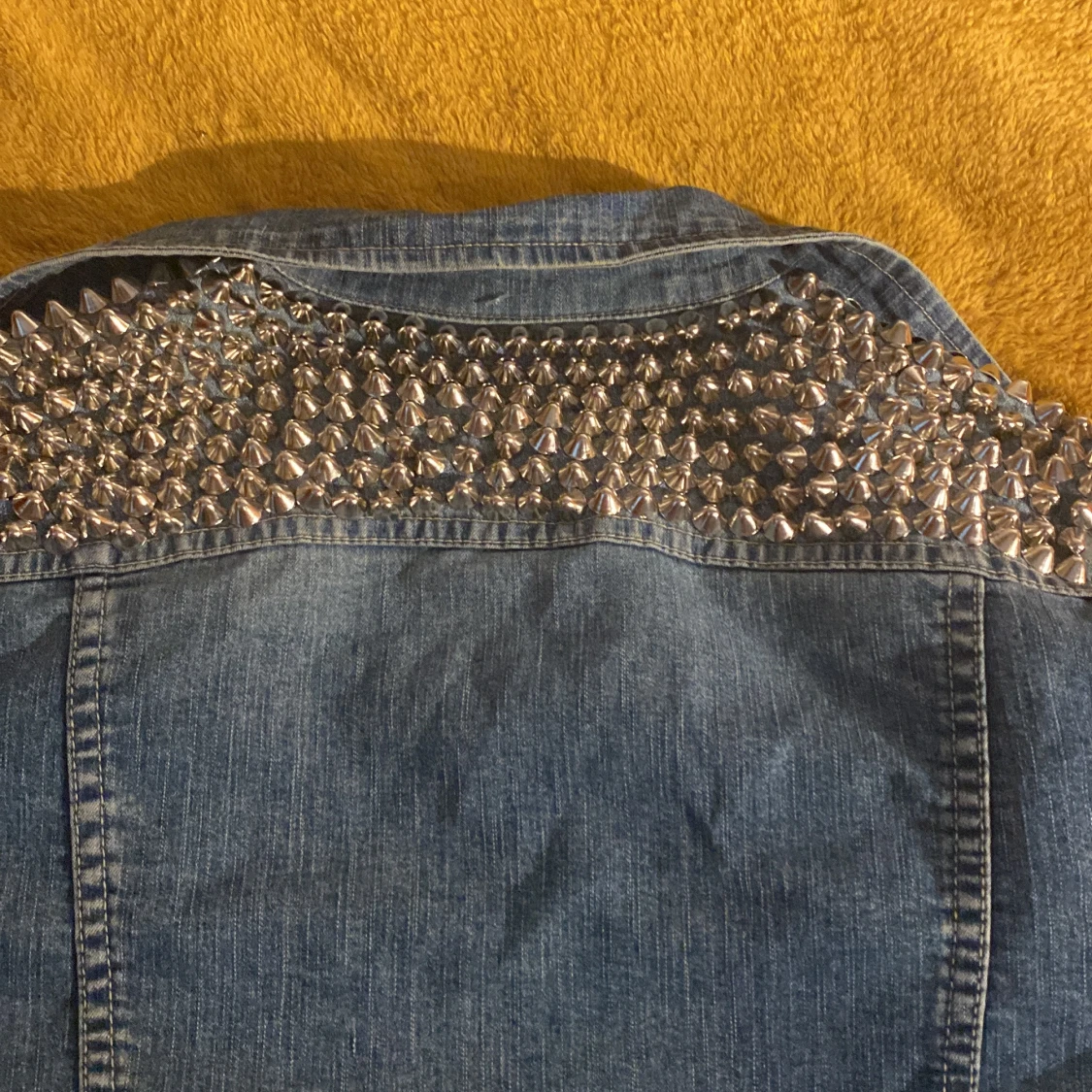 Jeansjacka med nitar från DS.JEANS - 3