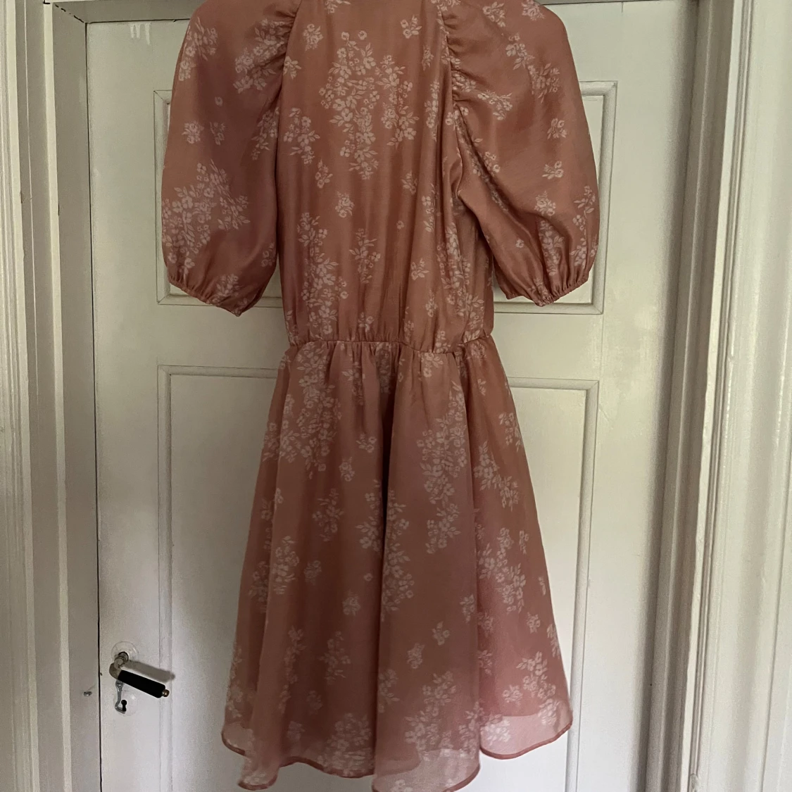 Rosa blommig omlottklänning H&M - 2