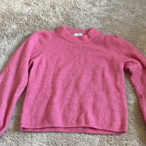 Rosa stickad tröja från Neo Noir - Superfin rosa stickad tröja från Neo Noir. Skön att ha på sig.