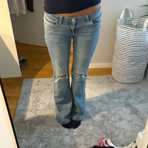 Bootcut ljusblå jeans med hål - Säljer mina Nelly jeans i storlek 38 som kommit till användning endast 1 gång, jättebra skick och sitter jättefint. Köpta i butik för 700kr💞