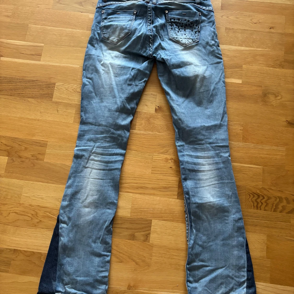Blå bootcut jeans med coola detaljer - 1