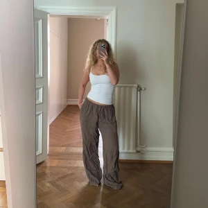 Djerf Avenue Linen Pants Brown  - Linnebyxor från Djerf Avenue i jättefin brun färg som tyvärr inte kommer till användning. Använda  1-3 gånger. Går att ha high waisted eller low om man vill det. Ganska långa men går att sy upp om man vill det! Storlekslappen på insida byxa sitter inte helt fast, se nästsista bild.
