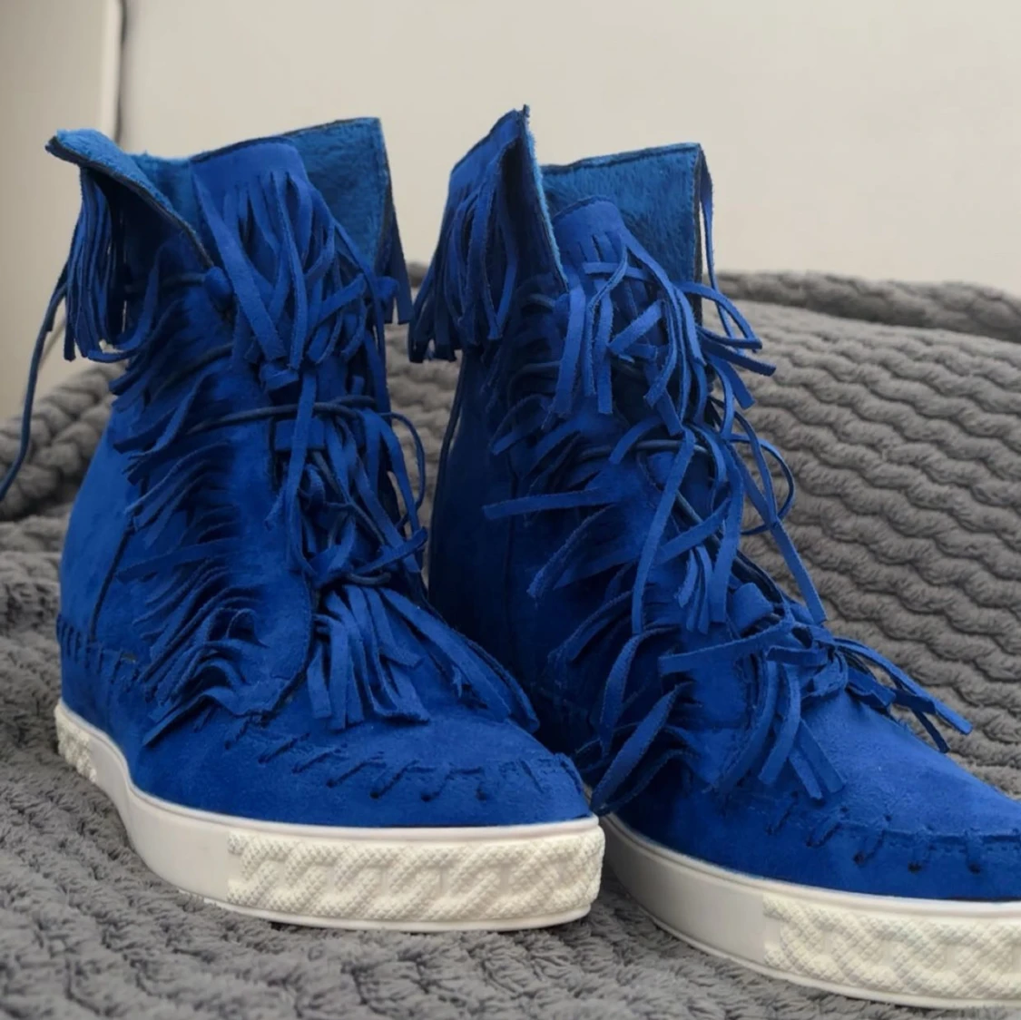 Blå mockaboots med fransar - 3