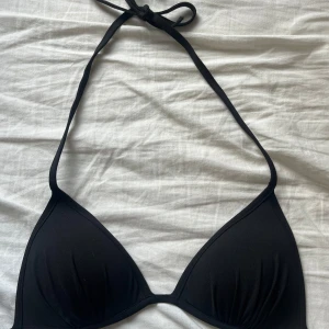 Bikini överdel - säljer denna svarta bikini överdelen då jag knappt använt den, storleken är 34!