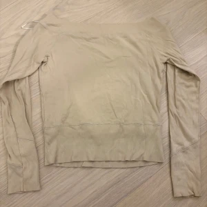 Beige offshoulder tröja Eve of Eden - Snygg beige offshoulder tröja från Eve of Eden. Tröjan har långa ärmar och bred ribbad kant upptill och nedtill. Perfekt för dig som gillar en stilren och enkel look. Mjuk och skön i bomullsmaterial.