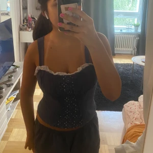 Blå upp  - Vacker topp, inte från shein, löpte på Sellpy så kan försöka kolla upp märke om det behövs!