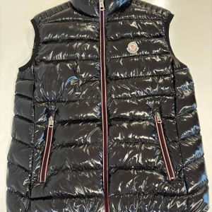 Moncler väst - Säljer en väst från Moncler. Passar storlek S och M. Finns skador (kolla bilderna). Kan sänka pris för snabb affär!!