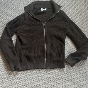 Brun stickad fleece - Mörkbrun stickad cardigan jacka från brothers i mycket fint skick. 