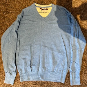 NP tröja  - Uppgradera din garderob med vår klassiska långärmade tröja från NP – där stil möter komfort. Tillverkad i mjukt och slitstarkt material som håller formen tvätt efter tvätt. Perfekt att bära som den är, eller under en jacka för lager-på-lager-look. Passar lika bra på jobbet, i skolan eller under en chill helg. 