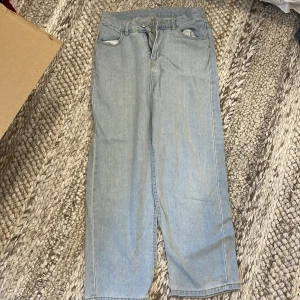 Ljusblå raka jeans - Säljer ett par ljusblå jeans med raka ben och klassisk femficksdesign. Från Shein. Breda ben.  