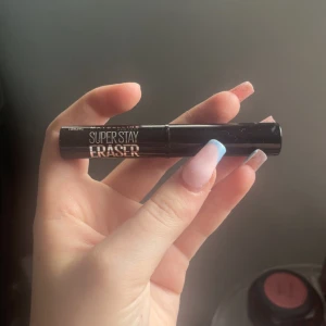 Maybelline Super Stay Eraser - Maybelline Super Stay Eraser är en läppfärg-borttagare i stiftform. Den har ett svart hölje med vit text och själva produkten är ljus och krämig. Perfekt för att ta bort long-lasting läppstift snabbt och smidigt.