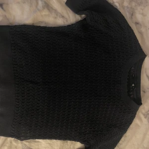 blå stickad kortärmad tröja - stickad kortärmad, aldrig använd. 