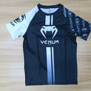 Svart och vit Venum t-shirt (S) - Svart och vit Venum T-Shirt (S) (Helt ny aldrig använd)