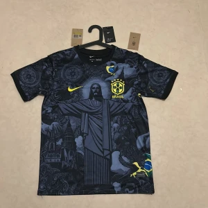 Brasilien Nike Dri-FIT fotbollströja S - Jesus x brazil jersey helt ny bara testad 1 gång behövs sälja för storleken är för stor.    Fraktar samma dag skickas bevis när jag skickar.