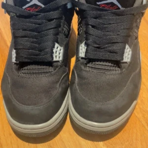 Nike Air Jordan 4 Retro Black/Red - Köpta från fottlocker i Malmö sparsamt använda skicka pm om det är något 