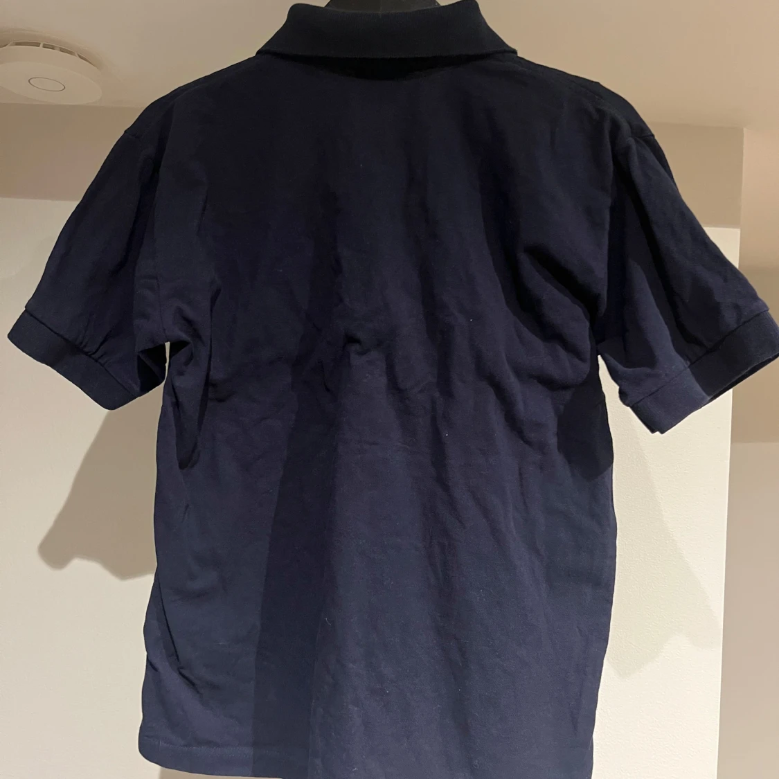 Mörkblå pikétröja från Lacoste - 1