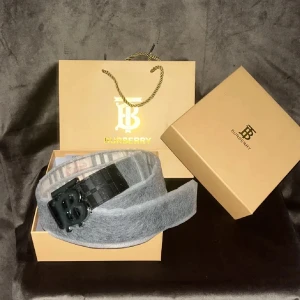 Burberry bälte *vändbart/går att byta från svarta lädersidan till den begie* - Burberry bälte silvrigt spänne inte svart om de ser ut så på bilden. Kommer med originalbox, dustbag och kvitto. Oanvänt pris kan diskuteras vid snabb affär!