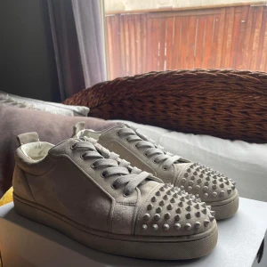 Christian Louboutin Louis Junior Spikes i Ombre - Väldig sällsynt färg, dessa säljs ingenstans längre. Storlek 43. Äkta! Köpta från GOATAPP, de autentiserar alla deras skor innan de säljs.