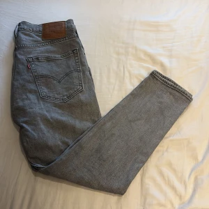 Levi's 512 grå jeans - Snygga grå Levi's 512 jeans. Hör av dig vid intresse. Pris är diskuterbart!!!