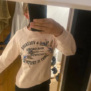 Ljusrosa sweatshirt Zadig & Voltaire - Ljusrosa sweatshirt från Zadig & Voltaire med tryck och broderade detaljer framtill i blått, grönt och beige. Tröjan har rund hals, långa ärmar och en relaxed passform. Perfekt för dig som gillar coola prints och snygga detaljer.