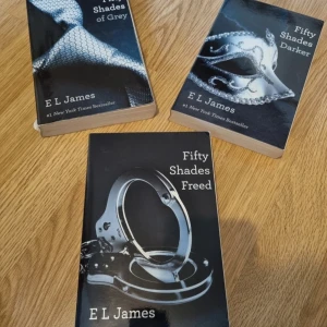Fifty Shades Trilogy (Fifty Shades of Grey, Fifty Shades Darker, Fifty Shades Freed) - Fifty shades of gray triology, alla tre böcker ingår (på engelska). De har några tecken på slitage. Säljer även boken "grey" i en annan annons som tillhör serien. Skriv vid frågor eller funderingar🩷