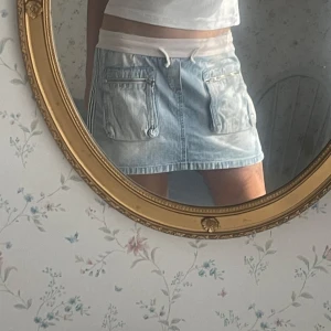 Snygg 2000s jeanskjol - Snygg 2000s jeanskjol som kommer från min mammas gamlas garderob. Står ingen storlek men skulle säga S men passar även M då den är ganska töjbar. Skriv för frågor eller bilder, pris kan diskuteras💗