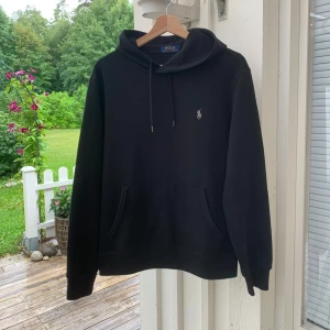 Ralph Lauren Hoodie  - Fet Hoodie från Ralph Lauren. Storlek M, passar dock mer som en S. Fint skick, lite tvättnoppror på vissa ställen, men är inget som stört mig och går enkelt att få bort. Hör gärna av er vid funderingar✌️