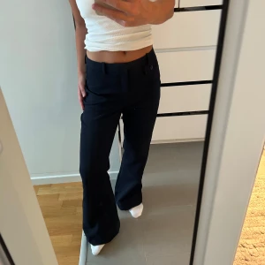Kostymbyxor från Zara - Marinblå kostymbyxor i bootcut från Zara med medelhög midja 💖 Nyskick.