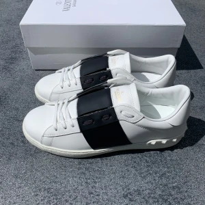 Valentino open  - Ett par klassiska feta valentino open i vitt och svart storlek 43, allt på bilderna fås med, skickar samma dag!