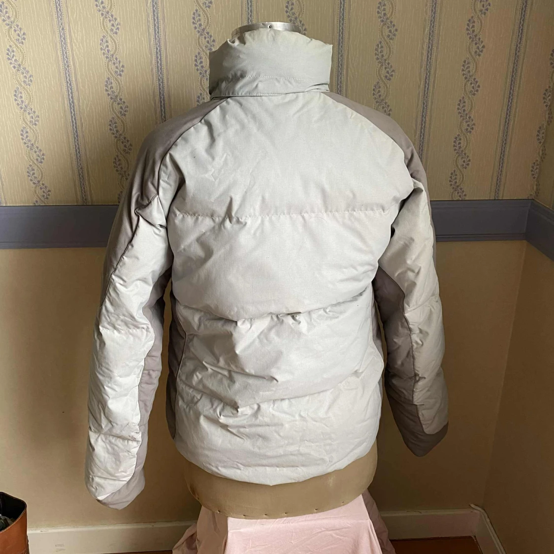 Ljusgrå pufferjacka - 1