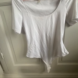 Vit kortärmad body - Köptes här på Plick men var tyvärr för stor 