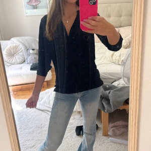 Svart blus från Filippa K - Säljer en svart blus från Filippa K i storlek XS. Blusen har v-ringning och trekvartsärm och är i mycket bra skick💞