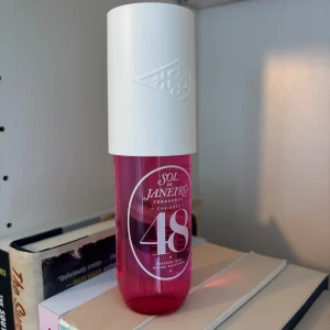 Sol de Janeiro Cheirosa 48 Parfym - Fräsch och tropisk doft från Sol de Janeiro, Cheirosa 48. Flaskan är rosa med en stor vit kork och har en modern, rundad form. Perfekt för dig som gillar söta och fruktiga toner. Snygg design som sticker ut på hyllan. Helt ny