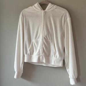 Vit frotté zip hoodie XS - Knappt använd, i fint skick! Verkar inte gå att få tag på i butik längre vad jag kan leta mig till. Är väldigt skönt material. Köptes för 299kr.