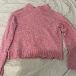 Rosa stickad tröja - Supermysig rosa stickad tröja från Vero Moda i storlek XS. Som man ser på sista bilden så har den 2 fläckar på framsidan. Dock så är det inte riktigt något man märker på långt håll. Kontakta gärna innan köp.💗 OBS, katt finns i hemmet!
