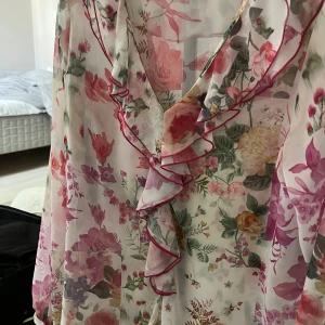 Sommarblus - En super fin sommarblus från zara som är använt Max 2 gångar. Inga tecken på slitningar. Fina volanger.