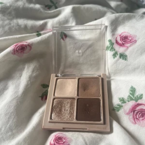 Rom&nd Better Than Eyes M02 palett - Säljer en Rom&nd Better Than Eyes ögonskuggspalett i färgen M02 Dry Buckwheat Flower. Paletten har fyra nyanser: matt beige, ljusbrun, skimrande champagne och djupbrun. Perfekt för naturliga eller lite mer markerade ögonlooks. Kompakt och smidig för väskan.