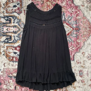 Linne/mini klänning - Långt linne som täcker hel baksidan ifall man vill ha den som klänning. Ger 2014 vibe med detaljerna vid kragen🌟