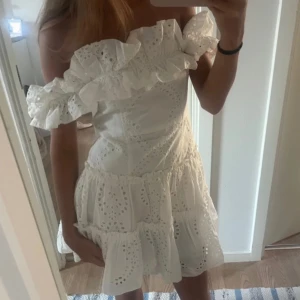 Vit offshoulder klänning från Zara - Superfin vit kortklänning från Zara med offshoulder och volangdetaljer. 