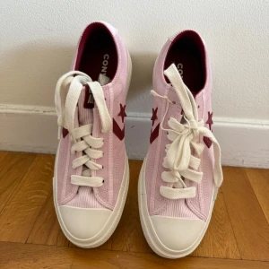 Rosa Converse One Star sneakers - Snygga Converse One Star sneakers. Aldrig andvända, säljer då det är för stora. Hör av dig för flera frågor/bilder💕🌸