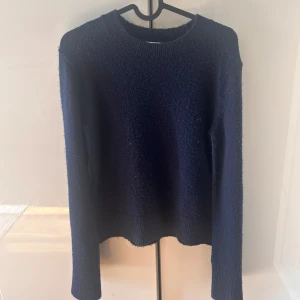 Mörkblå stickad tröja - Säljer denna fina stickade tröja från hm. Den här några noppror men går nog bort med noppermaskin💕