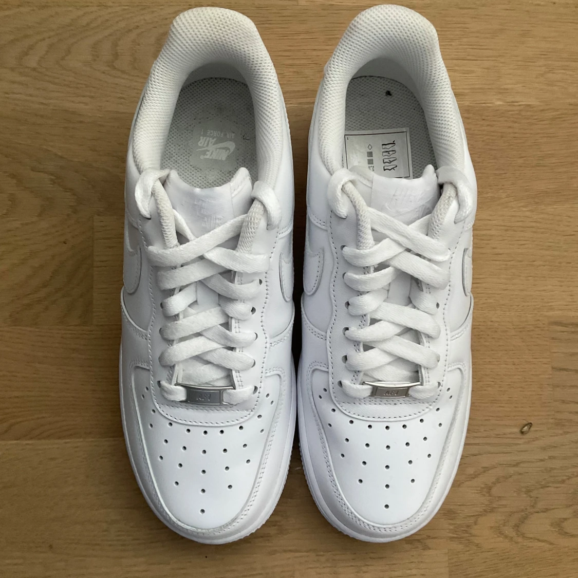 Nike Air Force 1 helvita sneakers