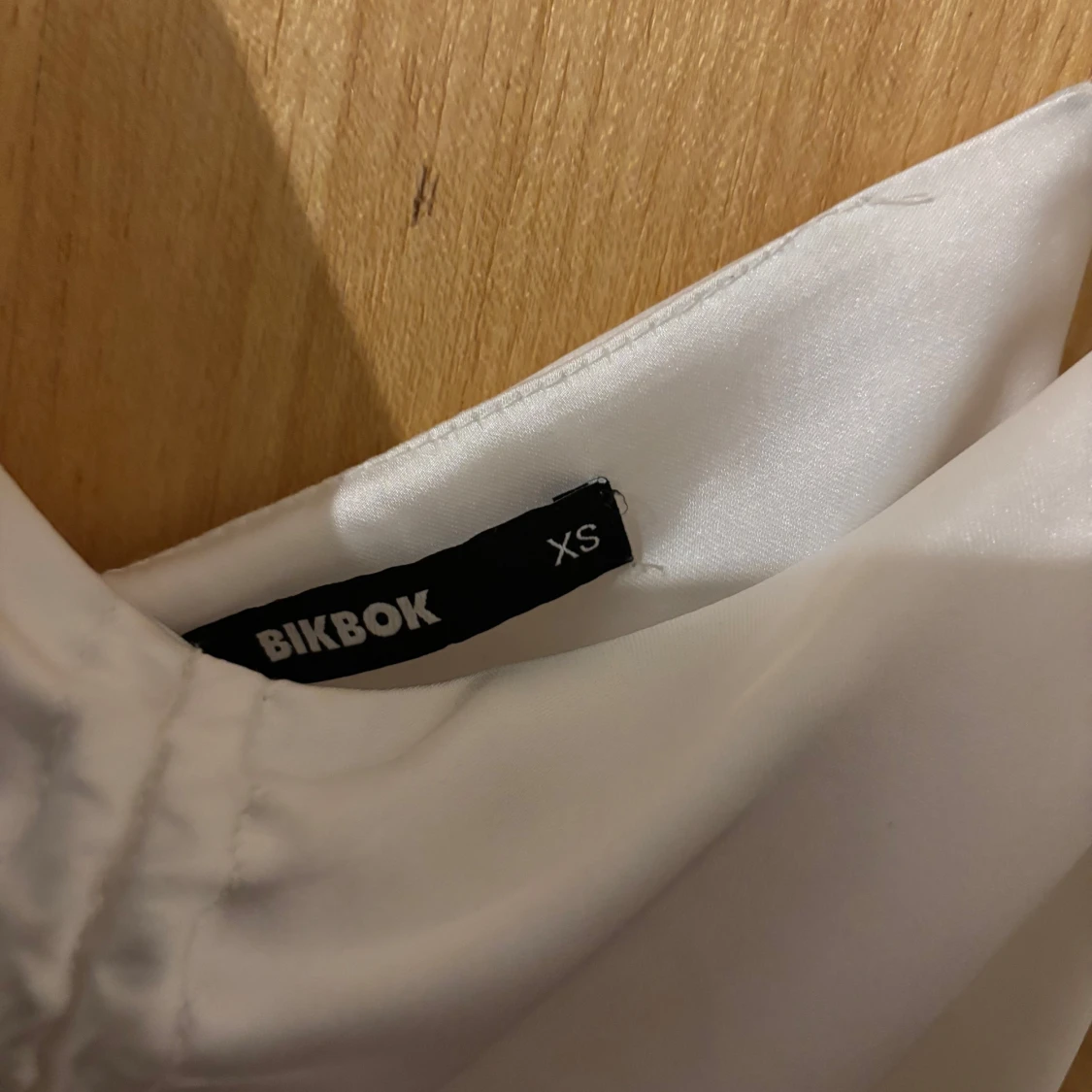 Vit långklänning i satin från Bikbok - 1