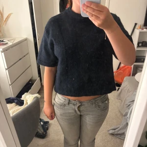 Mörkblå stickad tröja Gina Tricot - Kortärmad, mörkblå stickad tröja från Gina Tricot. Modellen är croppad med rund halsringning och har en loose fit. Perfekt för lager-på-lager och funkar året runt. Mjuk och skön känsla tack vare det stickade materialet. Storlek S, pris kan diskuteras 