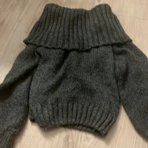 Mörkgrå stickad offshoulder-tröja  - Säljer en mörkgrå stickad tröja från Gina Tricot i storlek XS. Tröjan har bred ribbad offshoulder-krage och långa ärmar. Perfekt för dig som gillar en mysig och snygg stickad tröja. Materialet är mjukt och värmande. Använd endast en gång, nypris var runt 400 kr💓
